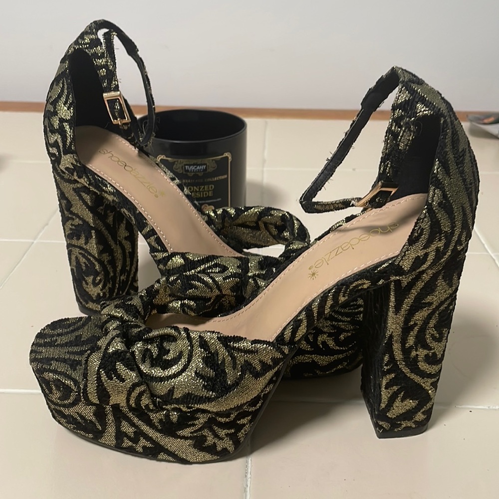 Size 7.5 heels from Shoe dazzle black and Gold